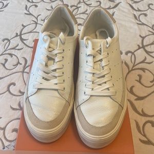 EUC in BOX 💕 Gianni Bini White Leather Tennis Shoes